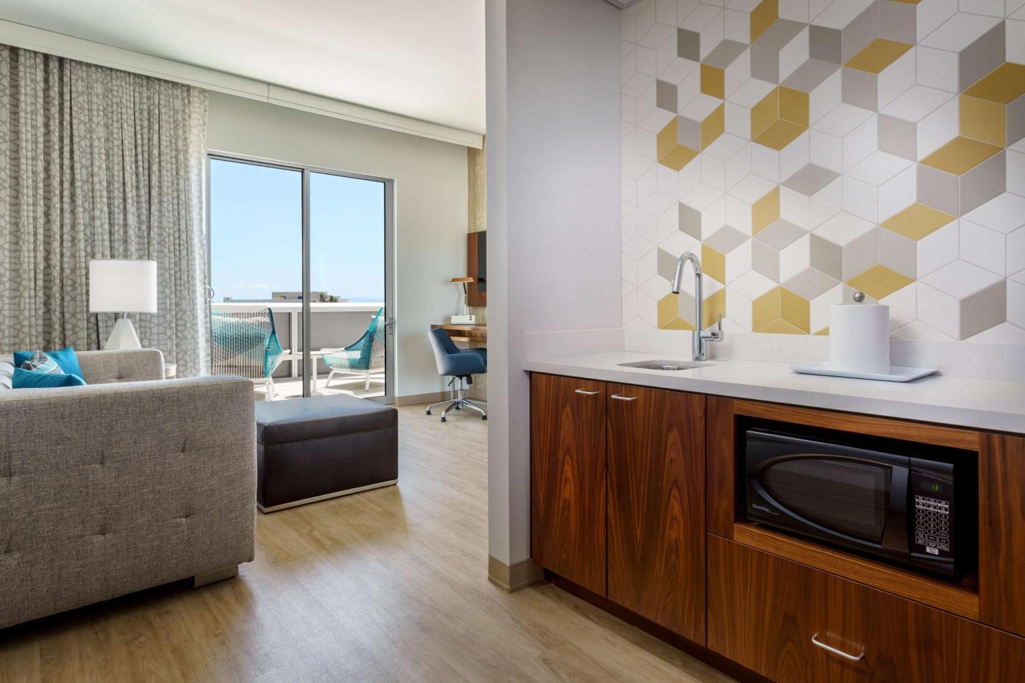 Hampton Inn & Suites Santa Monica Exterior photo